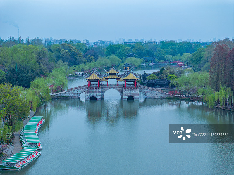 航拍烟雨江南扬州瘦西湖风景区全景图片素材