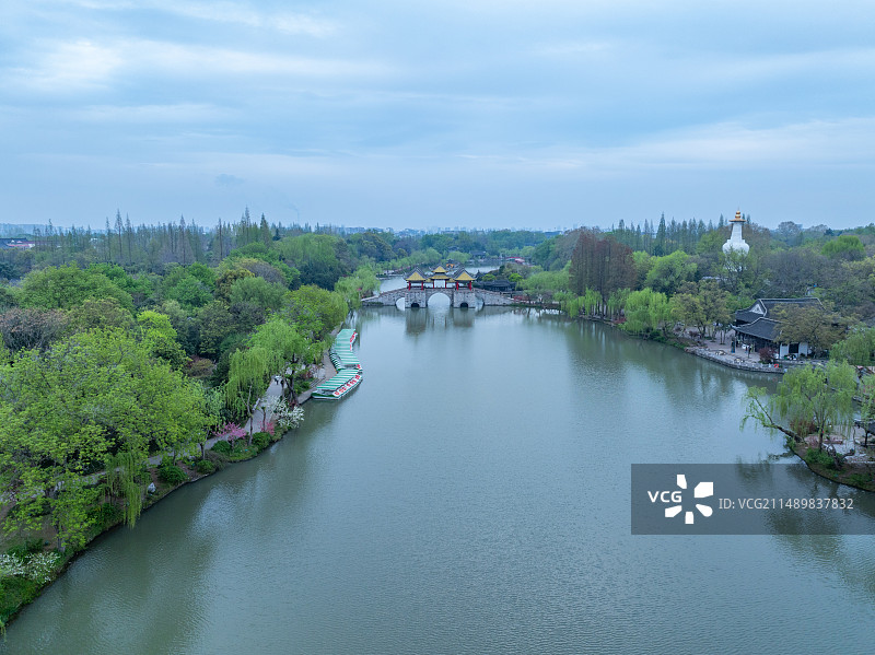 航拍烟雨江南扬州瘦西湖风景区全景图片素材