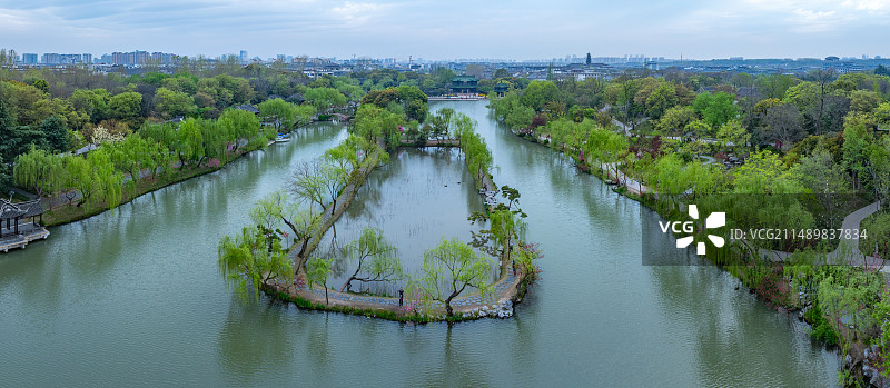 航拍烟雨江南扬州瘦西湖风景区全景图片素材