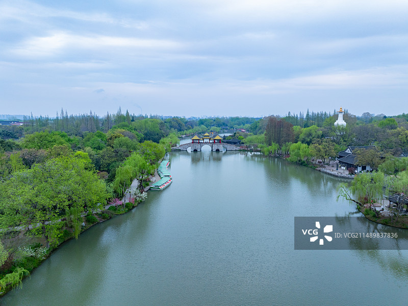 航拍烟雨江南扬州瘦西湖风景区全景图片素材