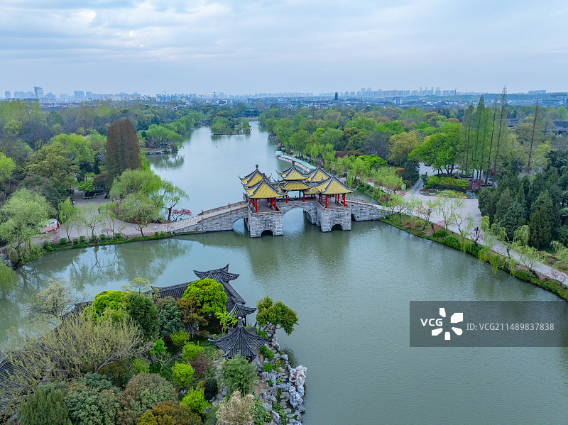 航拍烟雨江南扬州瘦西湖风景区全景图片素材