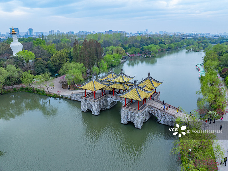 航拍烟雨江南扬州瘦西湖风景区全景图片素材