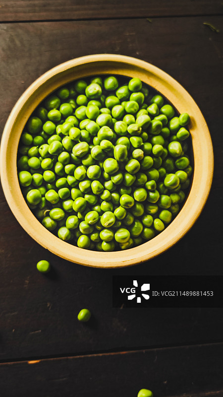 就在桌子上碗里的蔬菜豌豆的正上方图片素材
