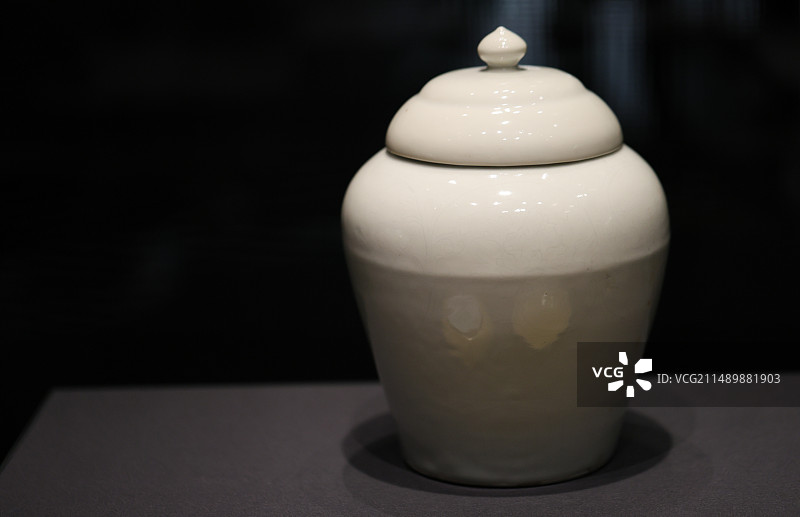 首都博物馆中华文明的有力见证北京通史陈列白色瓷罐图片素材