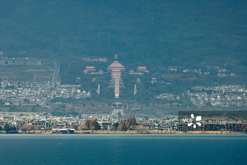 洱海东岸远眺大理崇圣寺三塔图片素材