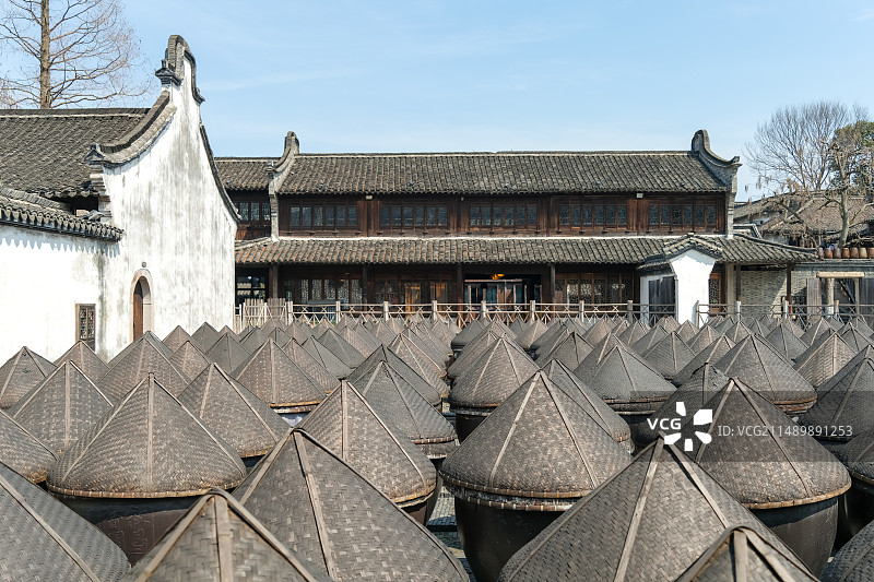 中国浙江嘉兴桐乡市乌镇（江南水乡古镇）西栅景区叙昌酱园晒场图片素材