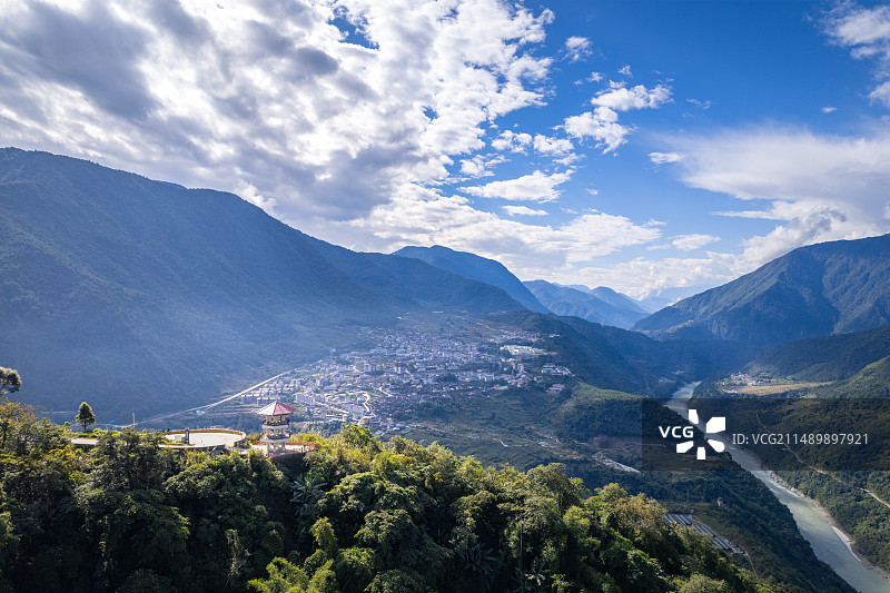 西藏墨脱海市蜃楼观景台和墨脱县城全景图片素材