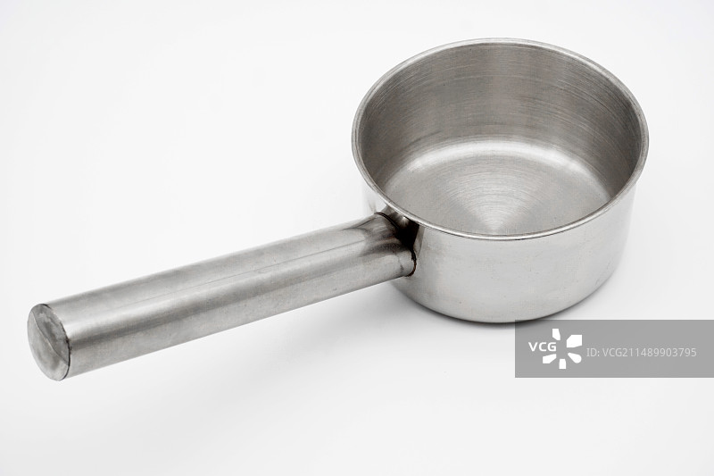 不锈钢水勺常用于厨房烹饪，用于搅拌、舀取和搅拌各种食材和液体，如汤、酱料、炖菜，中餐港式茶餐厅厨具图片素材