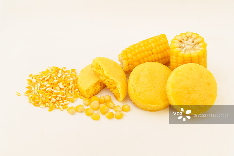 白色背景下的玉米面饼及原料图片素材