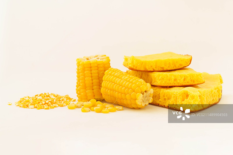 白色背景下的玉米面饼及原料图片素材