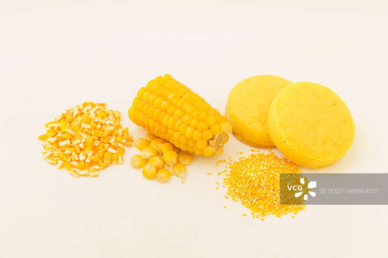 白色背景下的玉米面饼及原料图片素材