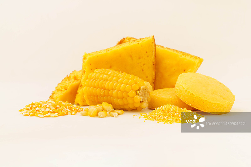 白色背景下的玉米面饼及原料图片素材