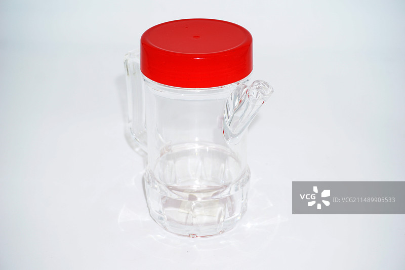 餐厅厨房常用的油壶除了装食用油外，还可以装酱油、醋、料酒、香油等各种调味料，方便厨师在烹饪过程中使用图片素材