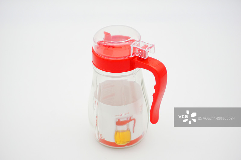 餐厅厨房常用的油壶除了装食用油外，还可以装酱油、醋、料酒、香油等各种调味料，方便厨师在烹饪过程中使用图片素材