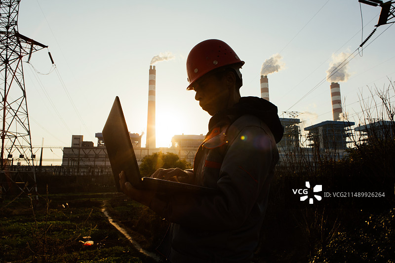 在电厂工作的亚洲男性工程师图片素材