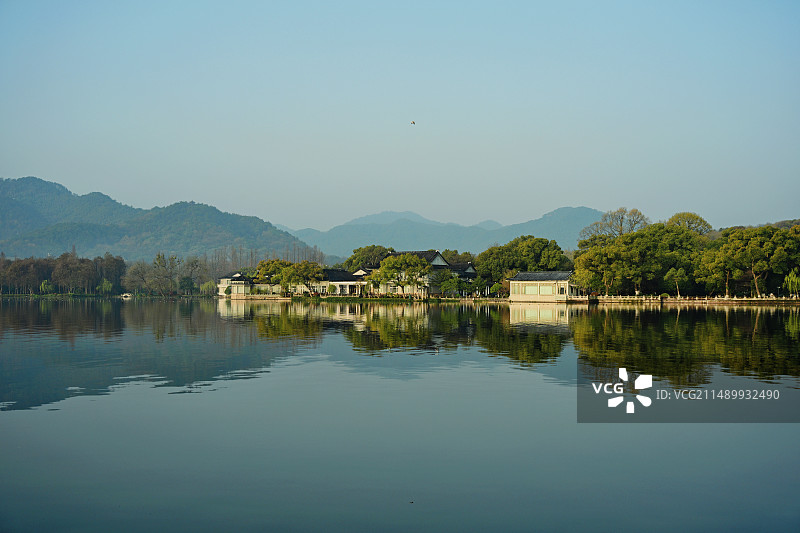 蓝天映衬下的湖光山色图片素材