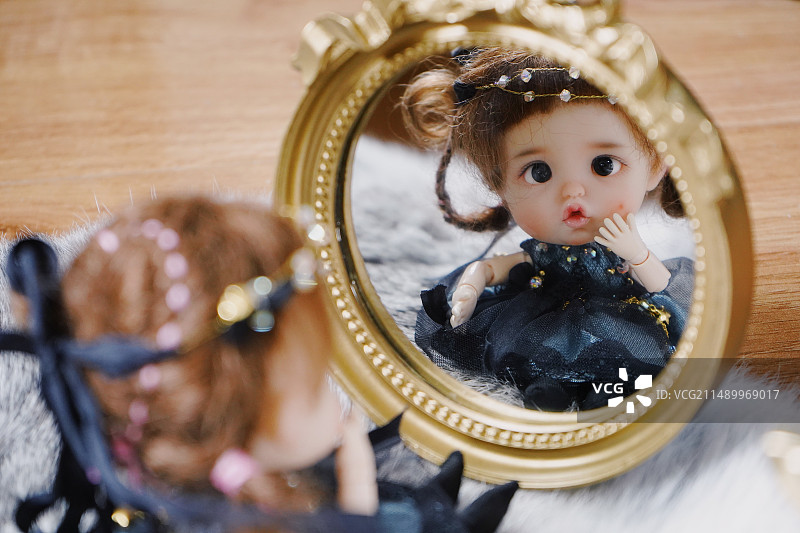 照镜子的小娃娃图片素材