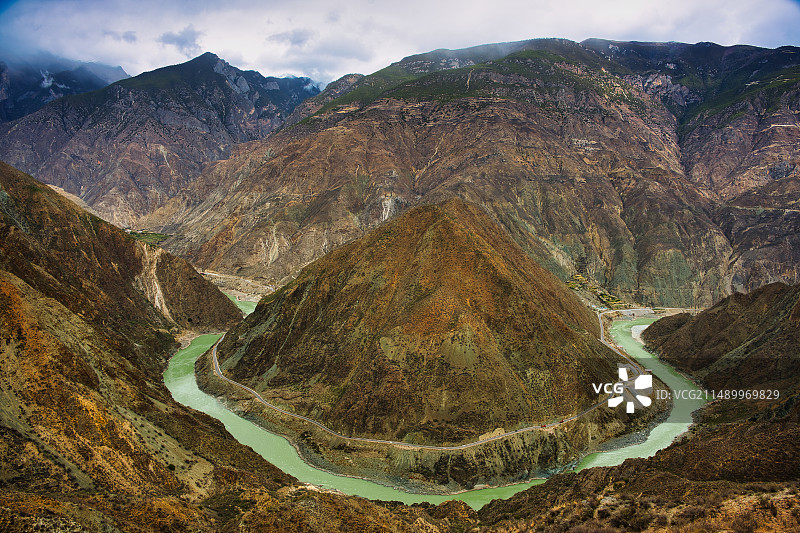 金沙江的马蹄型湾图片素材