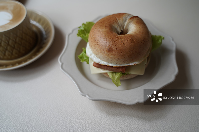 贝果三明治早餐芝士片培根煎鸡蛋生菜咖啡图片素材
