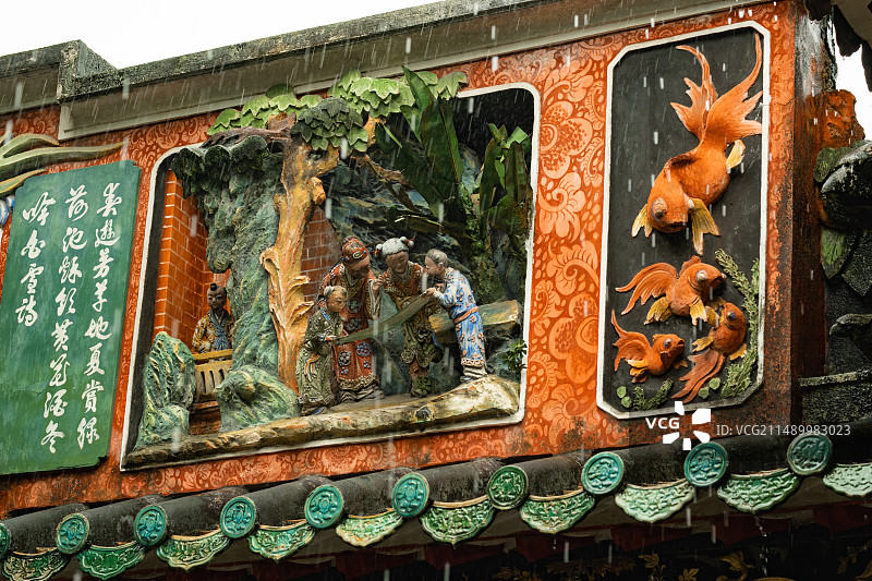 雨中佛山祖庙内的壁画及其雕塑图片素材