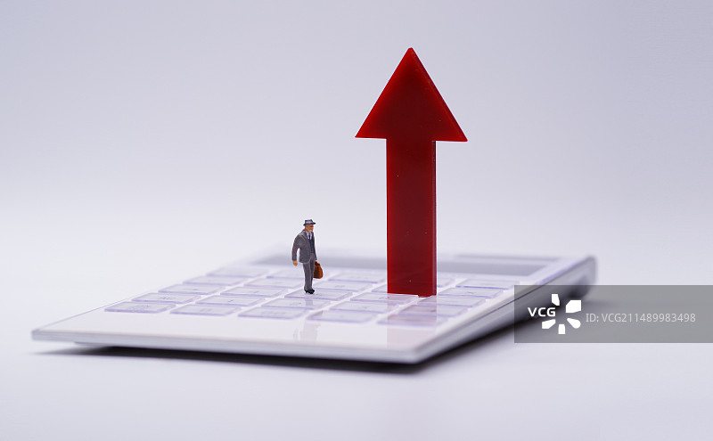 商务人士和红色箭头图片素材