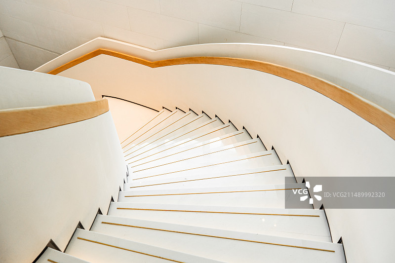 酒店公共区域旋转楼梯俯拍图片素材
