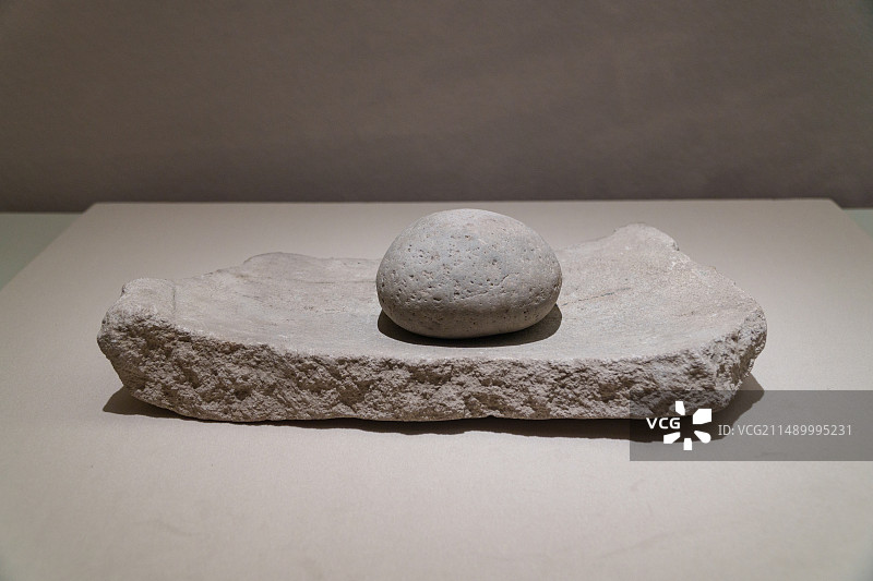 石磨球与石磨盘组合 新时期时代 . 河姆渡文化 国家博物馆图片素材