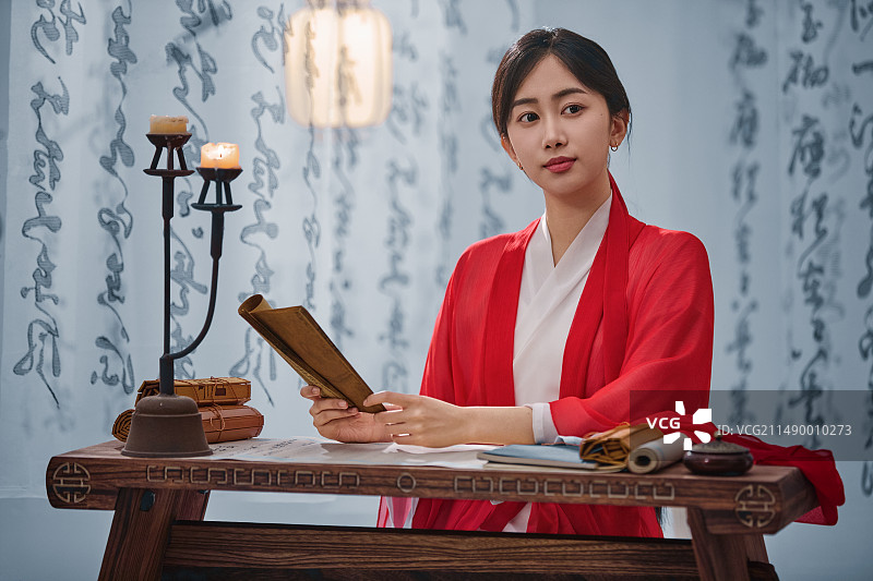 正在阅读古籍的古装美女图片素材