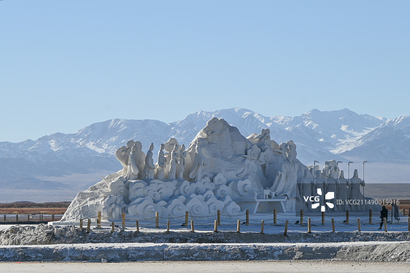 茶卡盐湖天空之境广场的盐雕图片素材