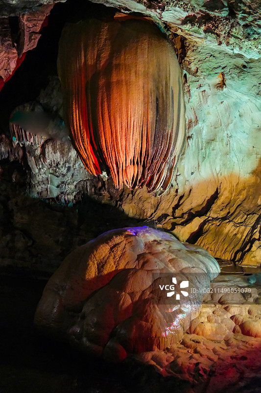 湖南省湘西凤凰县奇梁洞景区，雨洗新荷顶级绝景，奇梁洞阴阳河景区风光，奇梁洞，洞中奇观，溶洞，钟乳石图片素材