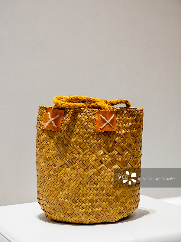 手工编织的竹篮购物篮图片素材