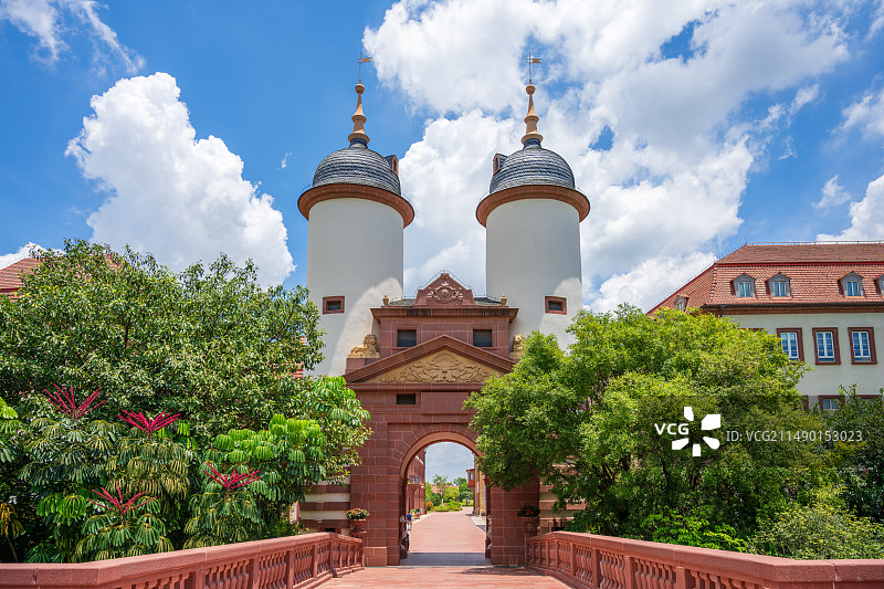 在多云的天空中俯瞰华为东莞松山湖溪流背坡村园区建筑图片素材
