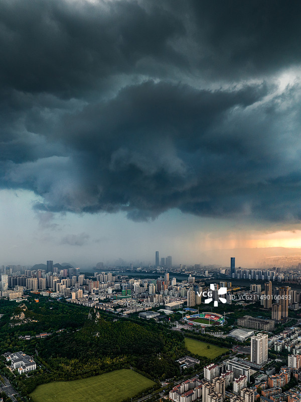 风暴城市建筑柳州下雨积雨云壁纸背景图图片素材