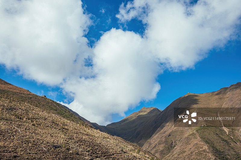 高原的蓝天白云山脉图片素材