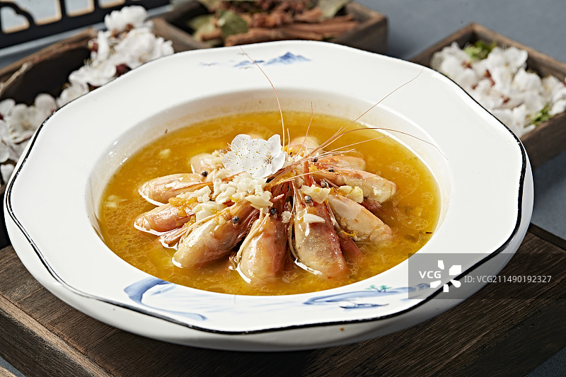 鲜鸡汤炖煮的美味罗氏虾图片素材