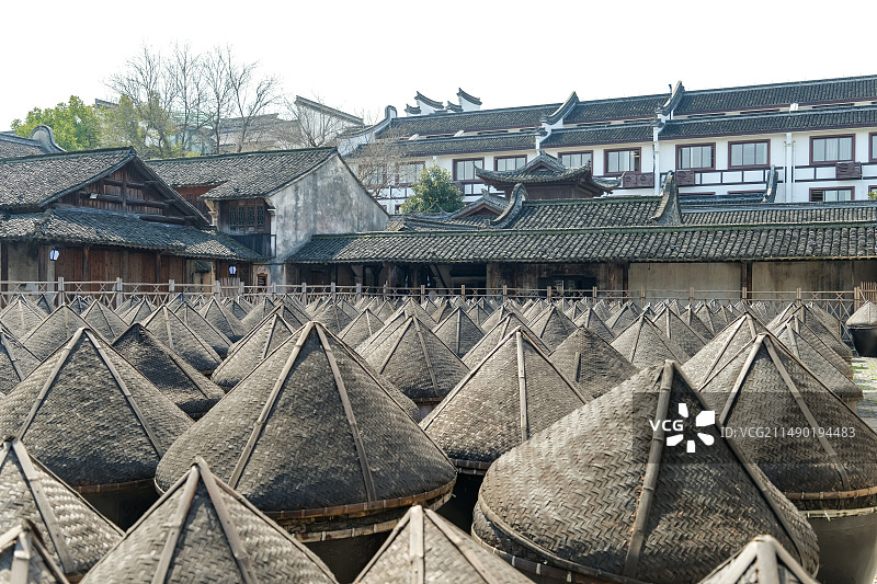 中国浙江嘉兴桐乡市乌镇（江南水乡古镇）西栅景区叙昌酱园晒场图片素材