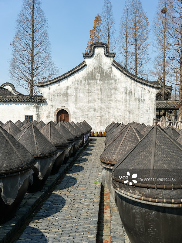 中国浙江嘉兴桐乡市乌镇（江南水乡古镇）西栅景区叙昌酱园晒场图片素材