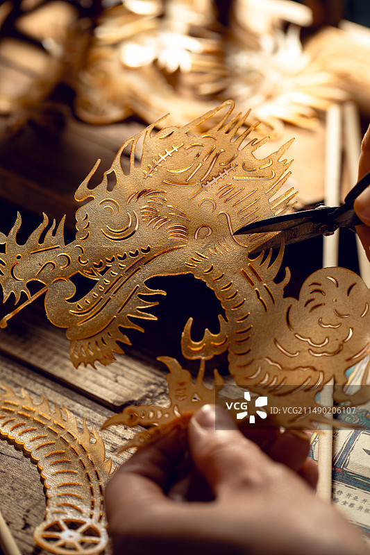 非遗手作皮影制作绘制工艺步骤中国龙图片素材