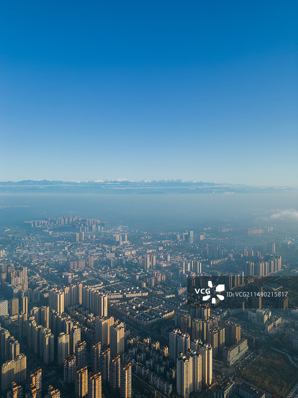 航拍成都郫都区城市天际线与远处的雪山风光图片素材