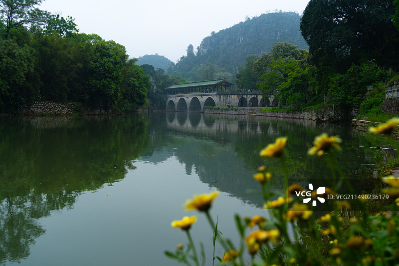 春天的桂林七星公园绿意盎然、花桥古韵花飘香图片素材