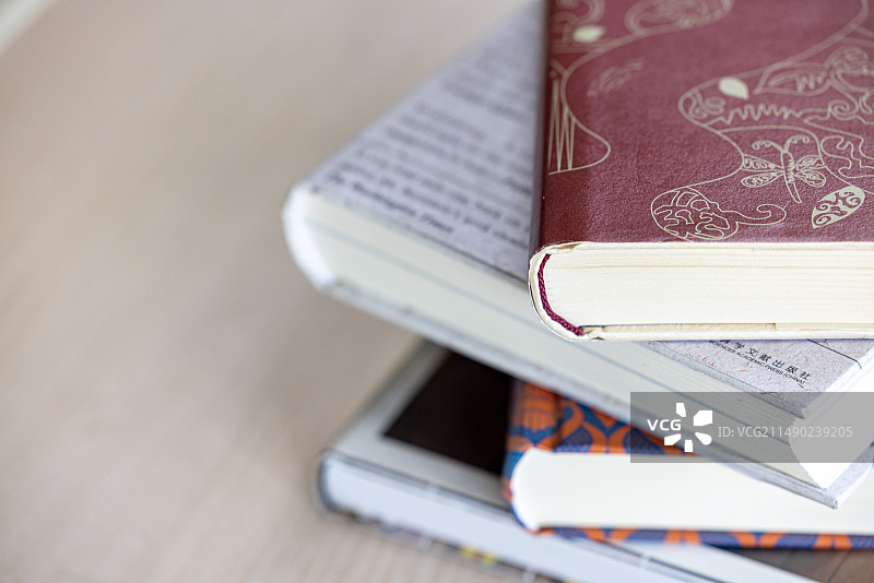 桌上的一叠书图片素材