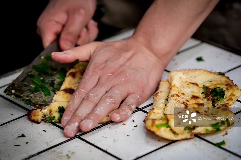 市场上售卖的葱油烧饼图片素材