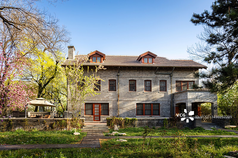 春天的北京大学燕南园51号楼文化产业研究院图片素材