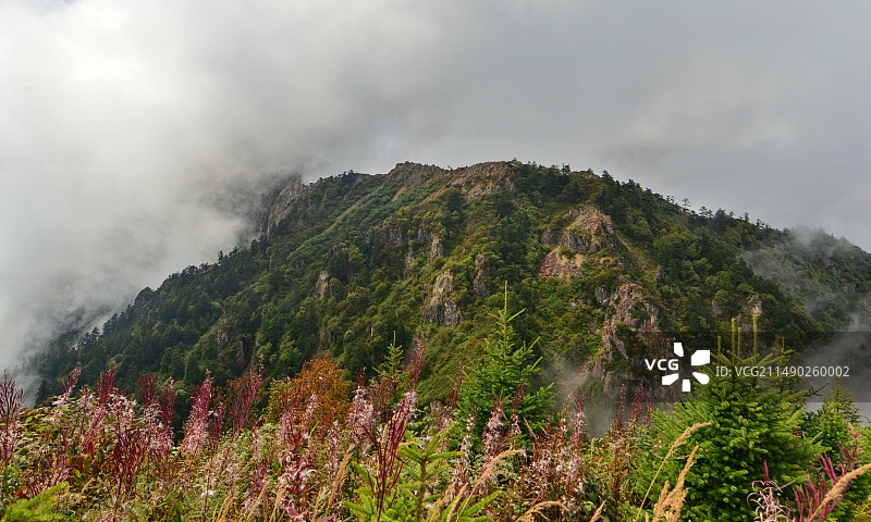 徒步云端的山峰，成都周边热门户外露营旅游目的地，彭州九峰山图片素材