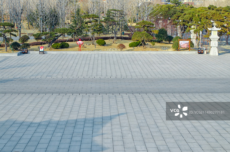 中国山东泰安著名景点泰山旅游风景区，岱庙行宫岱北广场的亭台楼阁，户外白昼无人图像摄影图片素材