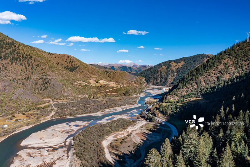 川藏214国道白昼风光图片素材