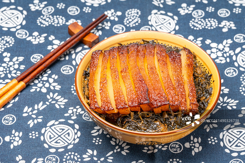 梅菜扣肉，中餐菜品蒸五花肉图片素材