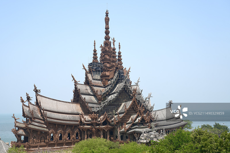 清朗的天空映衬下的寺庙低视角图片素材