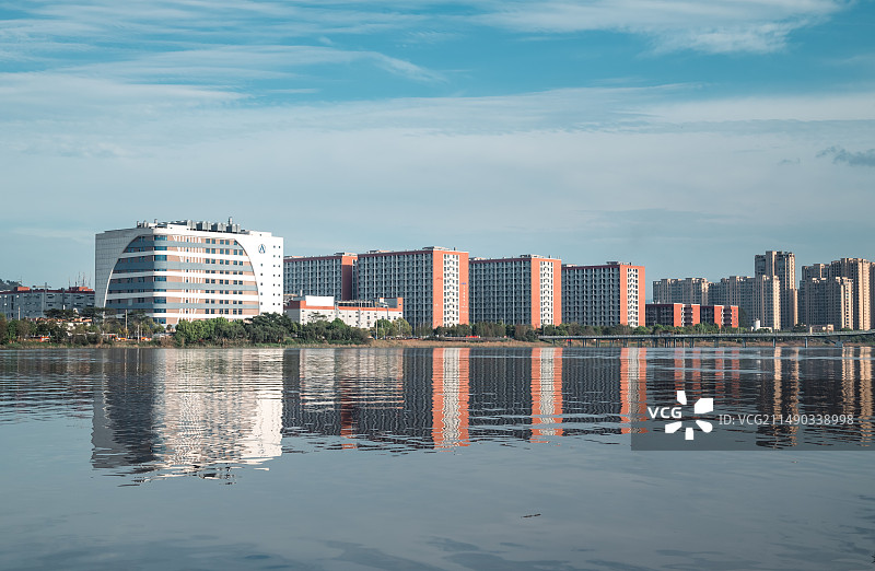 宁德时代城市天际线与倒影图片素材