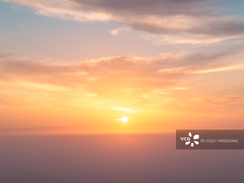 超高空仅天空日出朝霞特写图片素材